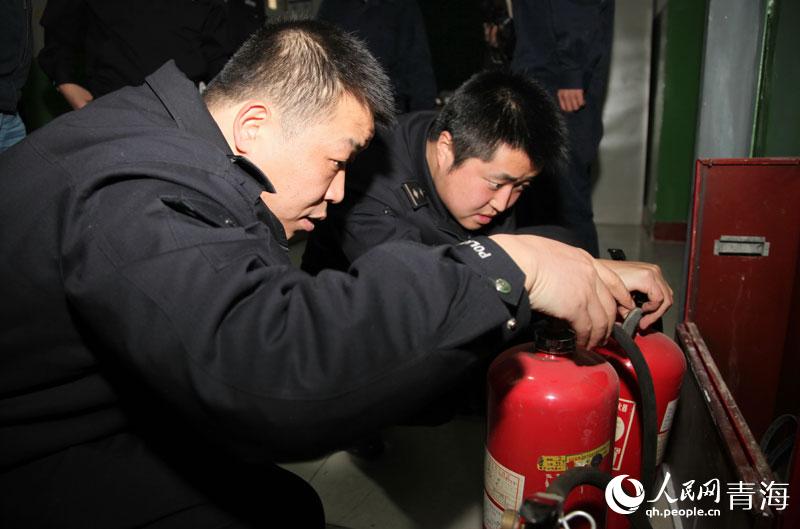 组图:西宁铁路公安开展消防演练 确保春运安全