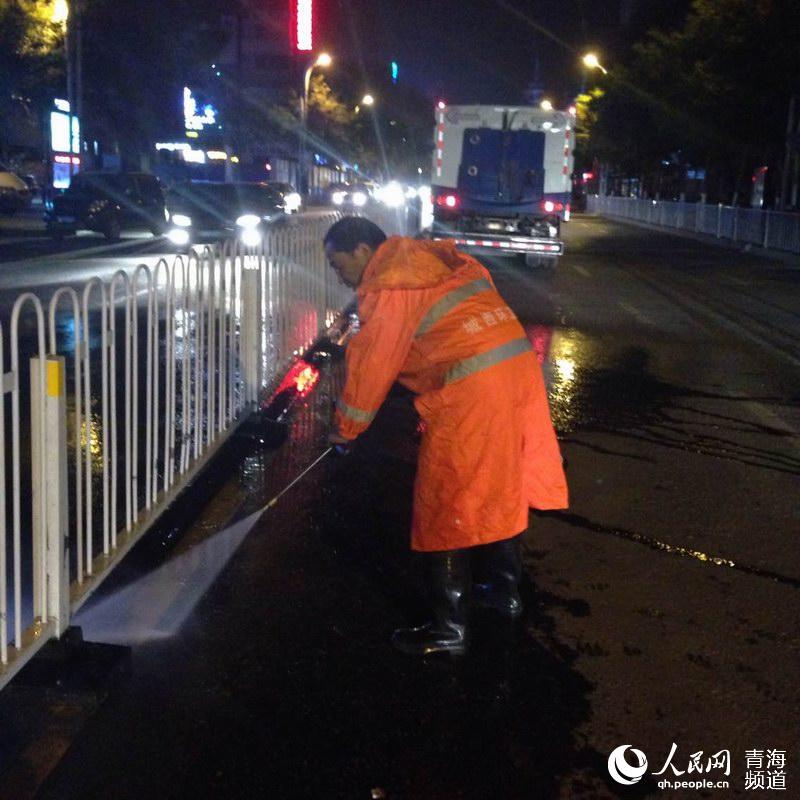 西宁城西环卫夜间清扫 减少粉尘预防二次污染