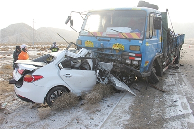 海西两车相撞轿车被货车"吃"进肚