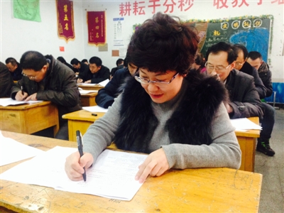西宁660余名县处级干部参加普法统一考试