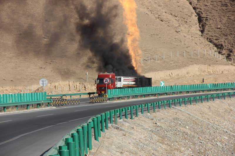 京藏高速共和段天然气槽车著火 所幸无人员伤