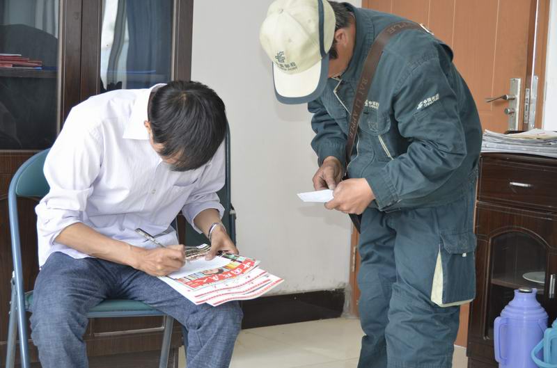 大通县石山乡政府办公室主任签收送来的人民
