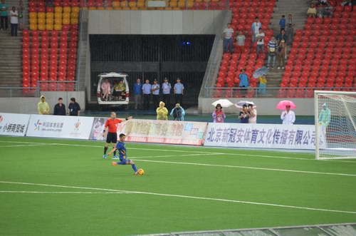 2015西宁丝绸之路国际足球邀请赛雨中决赛