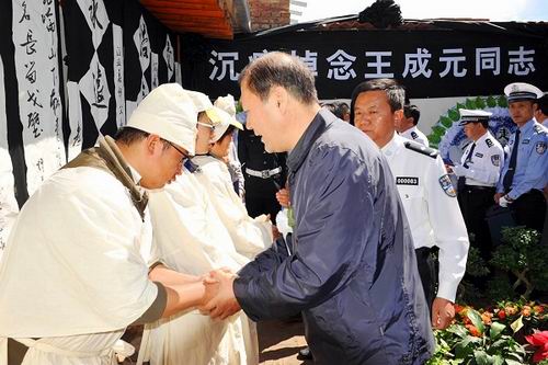青海省公安厅领导亲切慰问王成元家属