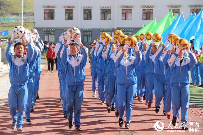 雪域高原玉树市举办首届中小学足球运动会