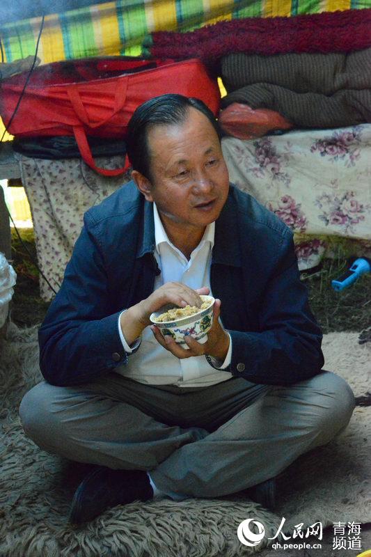 9月14日,人民网青海频道记者随全国优秀县委书记、青海省同德县委书记才让太到牧区调研精准扶贫工作。中午才让太自己在牧民帐篷里拌糌粑当做午饭。