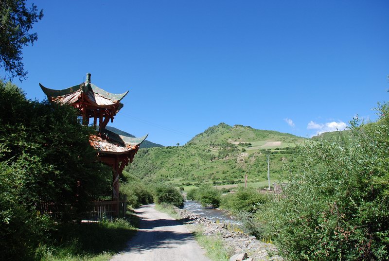 在距班玛县城以南约40公里处的玛柯河沿岸,有一个名叫子木达沟的小山沟。然而,这里还有一个更广为人知的名字:红军沟。在沟内的一块巨大的岩石上,一行标语清晰可见:“北上响应全国抗日反蒋斗争,安庆宣”。据说这是长征到此的红军安庆分部宣传小分队战士所书。