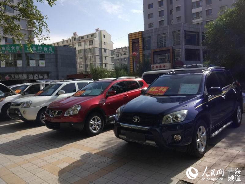西宁市二手车交易市场堵塞人行道长达5年 市民