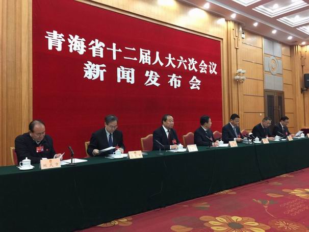 人民网西宁1月17日电 今天上午举行青海省十二届人大六次会议第二场新闻发布会。 今天新闻发布会围绕昨日政府工作报告的主要内容进行发布和解读。发布会主题是:努力践行以人民为中心的发展思想,让改革发展成果更多惠及广大人民群众。发布会上将有青海省经济和信息化委员会、省人力资源和社会保障厅、省农牧厅、省卫计委和一名省人大代表。 5家单位进行情况发布,涉及农牧业供给侧改革、基层扶贫、医改、工业领域供给侧结构性改革、社会保障等问题。 今年两会新闻发布一改往年厅局领导坐镇的惯例,来自基层州县及单位的发布人献上了