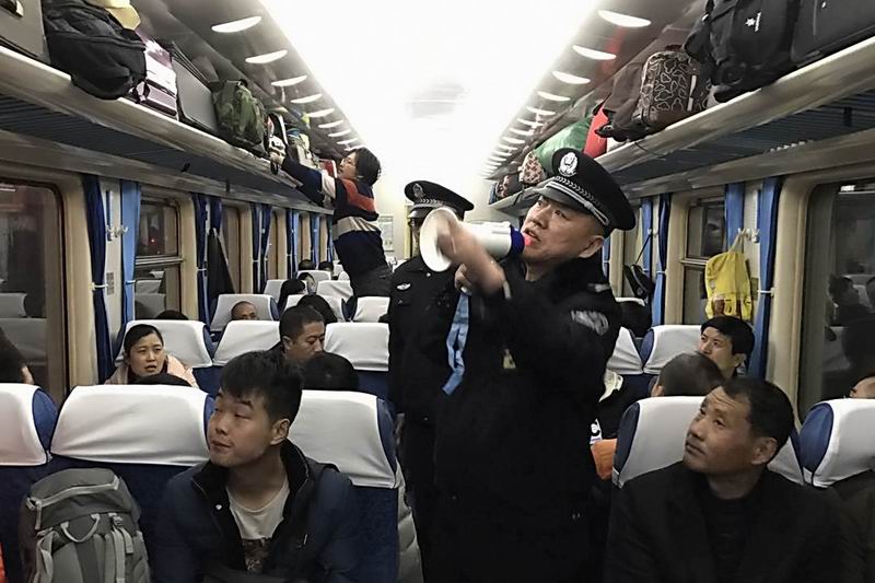 西寧鐵警嚴守進京列車陣地