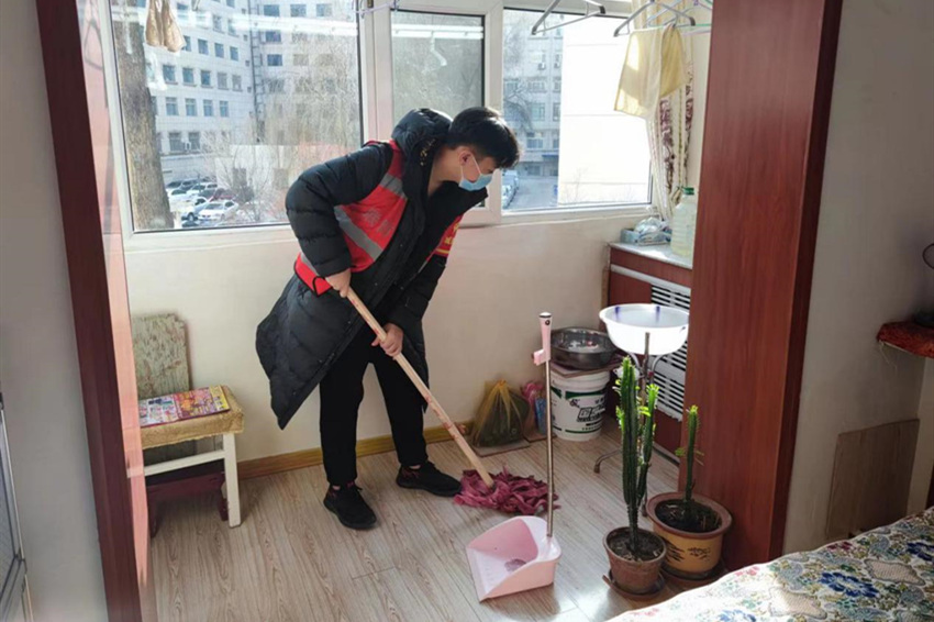 志愿者们帮助辖区内老人打扫房间。西宁市城西区委宣传部供图