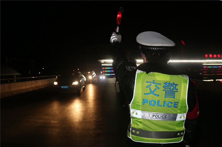 西宁交警在八个主要入城国省道设立24小时春运检查站 西宁市交警支队供图