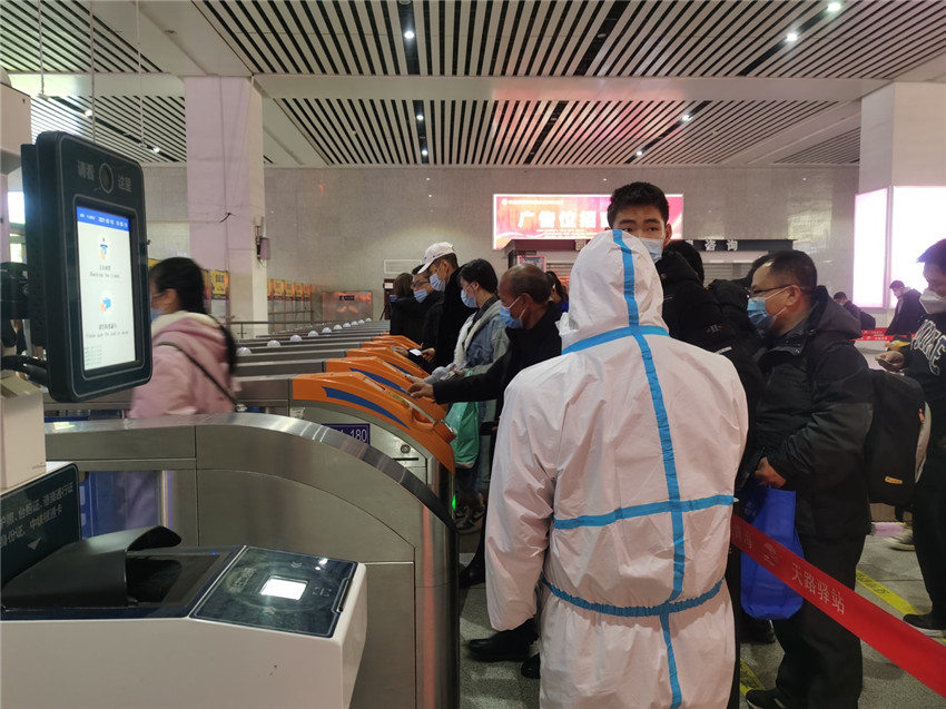 返程旅客正在有序檢票進站 青藏集團有限公司供圖