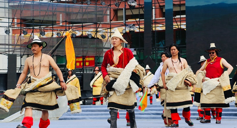青海海南州第五屆藏族服飾文化藝術節暨藏族服飾博覽會傳統服飾展演。才讓本攝