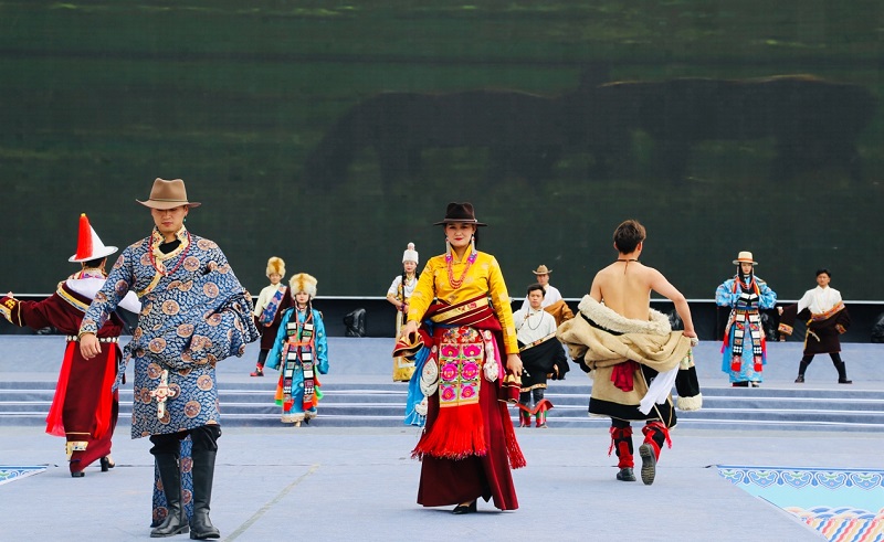 青海海南州第五屆藏族服飾文化藝術節暨藏族服飾博覽會傳統服飾展演。才讓本攝