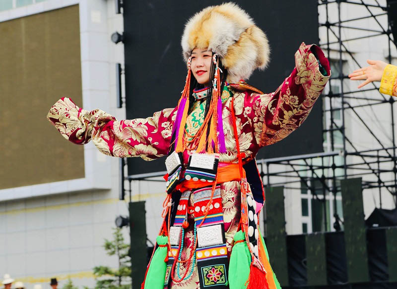 青海海南州第五屆藏族服飾文化藝術節暨藏族服飾博覽會傳統服飾展演。才讓本攝