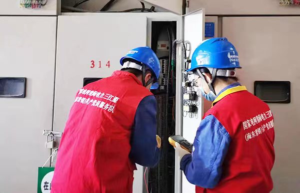 海东供电公司员工安装新型电力负荷管理系统计量装置。国网海东供电公司供图