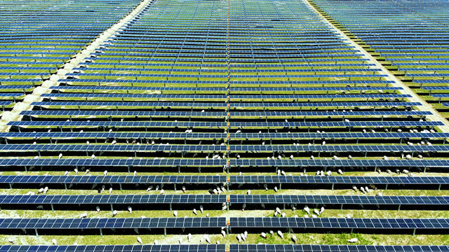 海南州光伏发电园区内的百兆瓦太阳能发电实证基地。