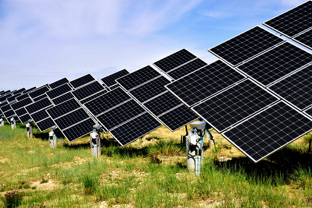 海南州光伏发电园区内的百兆瓦太阳能发电实证基地。