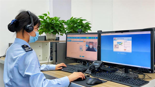税务干部远程辅导纳税人办理税费业务。韩钰摄