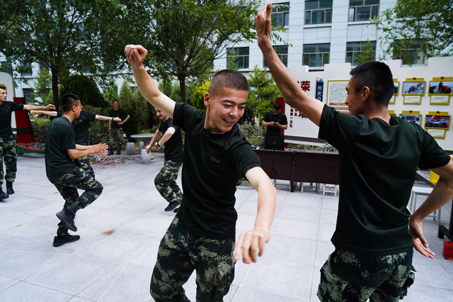 官兵跳起新疆舞蹈。刘进峰摄