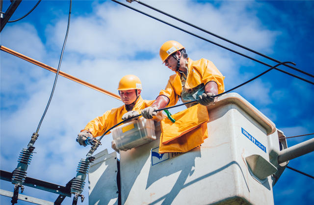 国网浙江电力员工在高温天气下开展带电作业。国家电网供图