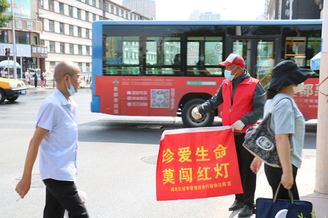 劝导员向往来行人、车辆宣传文明礼仪。西宁市城北区委宣传部供图