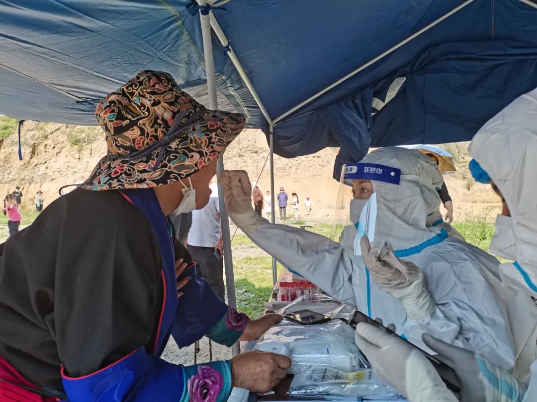 医护人员为尖扎县群众采集核酸。尖扎县委宣传部供图