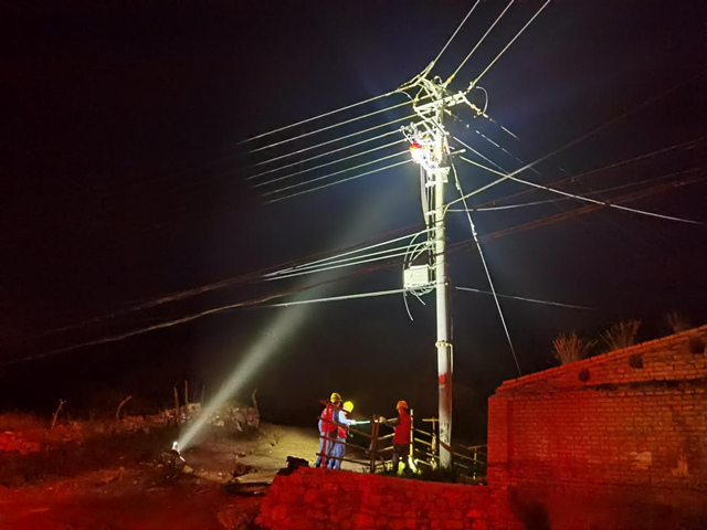 8月19日晚，首批152户失电村民已恢复供电。刘玉斌摄