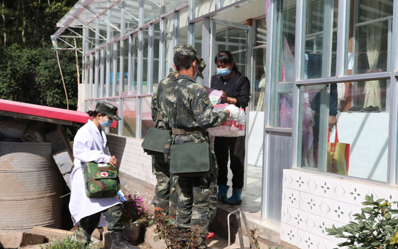 8月20日，武警青海总队西宁支队在大通县山洪受灾区域开展灾后慰问、救助工作。罗科摄