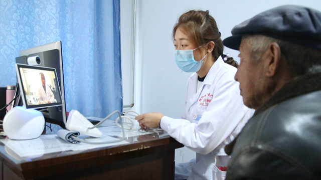 专家远程诊疗。西宁市第一医疗集团供图
