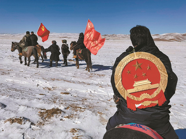 果洛藏族自治州玛多县人民法院的“马背法庭”成员在下乡途中。新华社记者 柳泽兴 摄