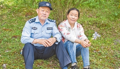 赵延寿和妻子田玉秀坐在一起。本报记者 刘雨瑞摄