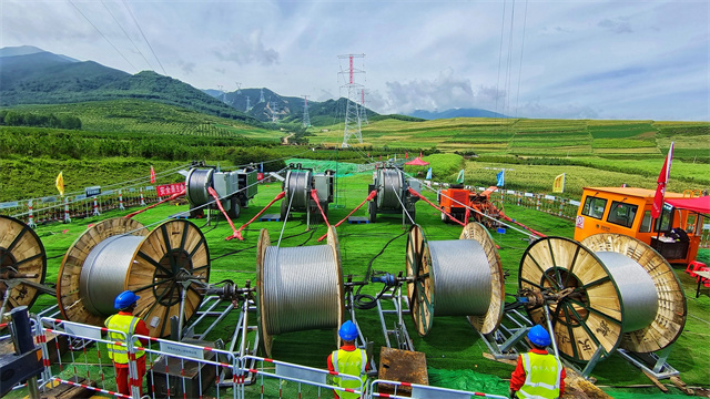 图2：国网青海电力员工在日月山至西宁北750千伏输电线路工程开展导地线展放工作。邹建华摄
