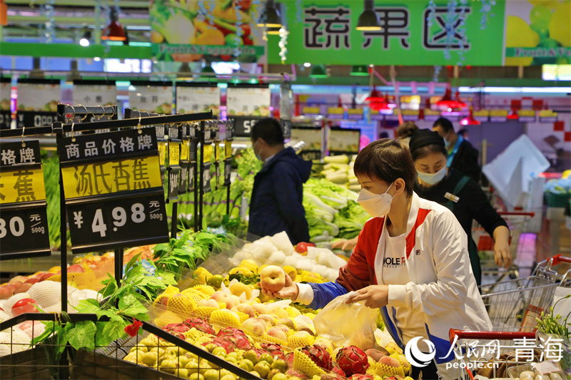 9月5日，西寧市某超市裡購物的市民。人民網 張皓芃攝