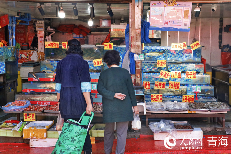 9月5日，西寧市民正在市場採購生鮮。人民網 張皓芃攝