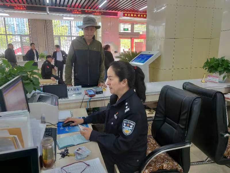 公安人员日常工作。黄南州委宣传部供图