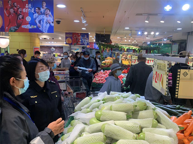 工作人员在生鲜超市进行检查。城北区委宣传部供图