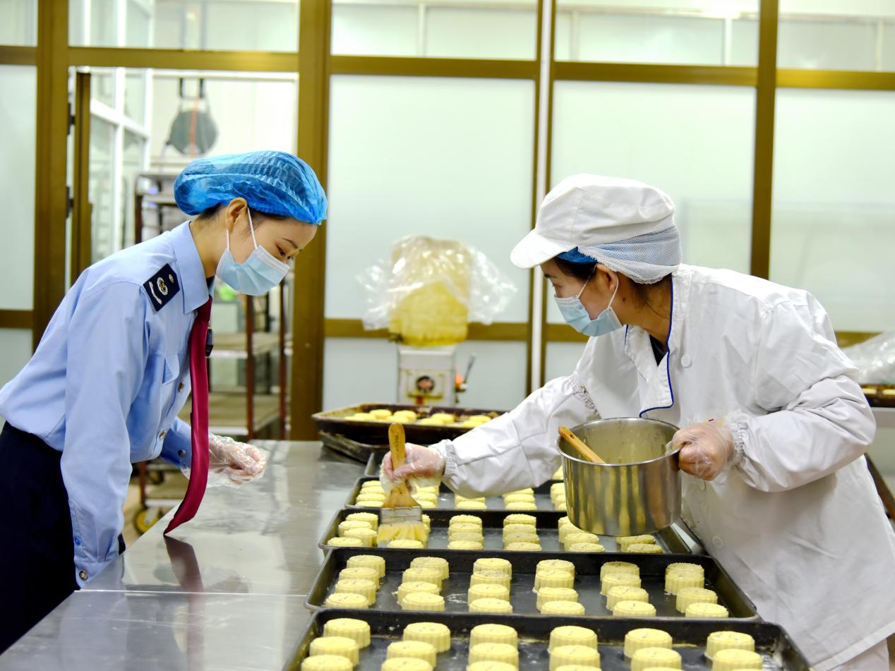 税务干部走进月饼加工厂了解月饼生产过程。关却吉摄