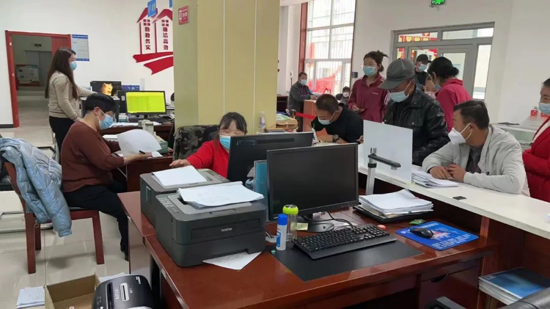 税务干部前往香日德镇和宗加镇为乡镇纳税人办理业务 摄影：赵永吉