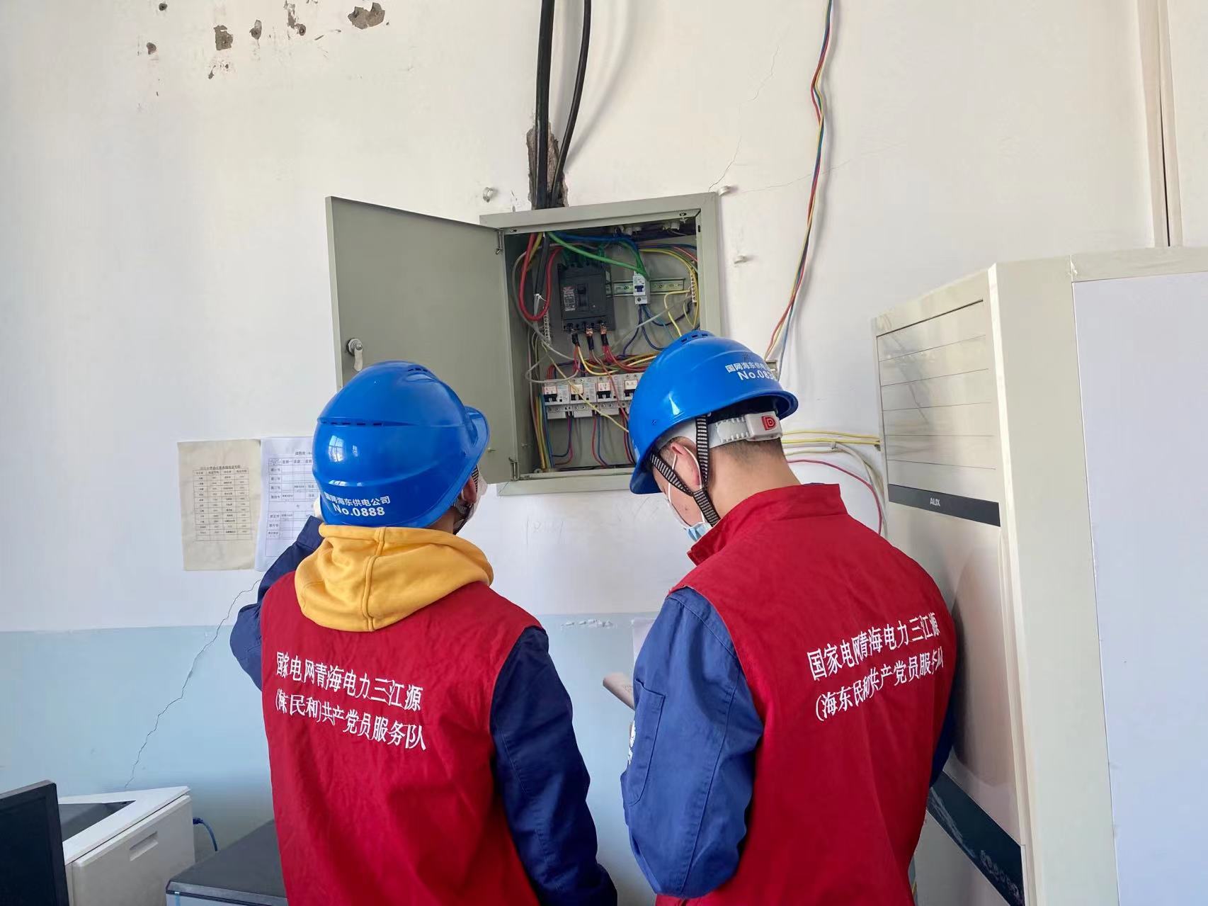 国网民和县供电公司员工在青海省海东市民和县川口小学内进行冬季电采暖安全检查 （晁孝正 摄）