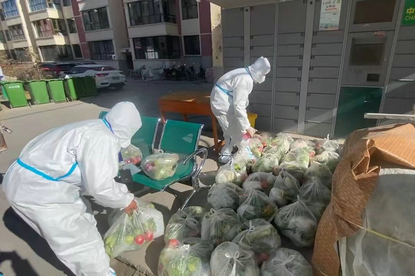 志愿者为居民配送蔬菜。国网海北供电公司供图