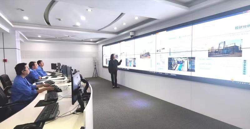 海东供电公司科技互联网办公室员工正在讨论110千伏古驿变电站数字孪生智慧变电站试点项目建设方案。（许宏洋摄）