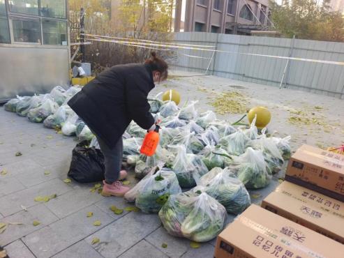 社區工作人員給蔬菜消殺。城北區委宣傳部供圖