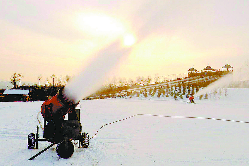 图为12月15日，景区正在进行人工造雪。本报记者 陈俊 通讯员 牟泉 互组 摄
