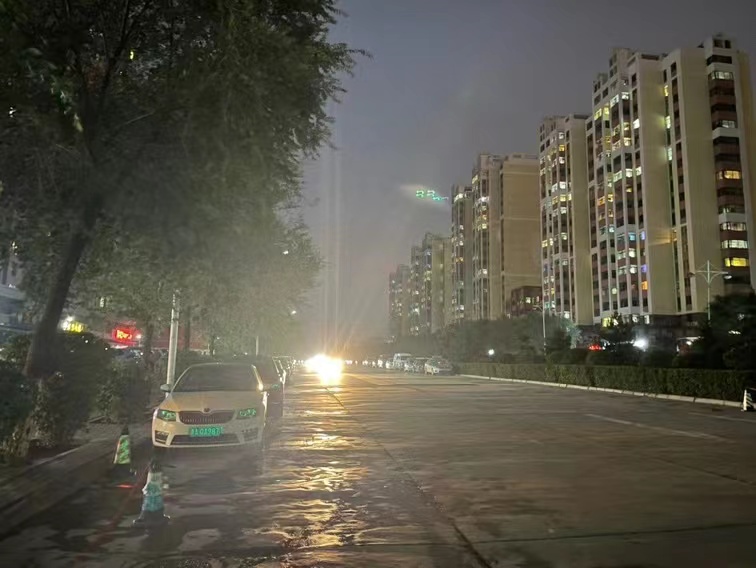 西寧市城中區新城大道路燈不亮。留言者供圖
