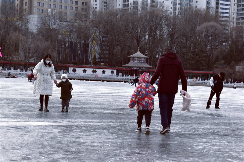 市民在人民公园人工湖冰雪场上嬉戏。小澍摄