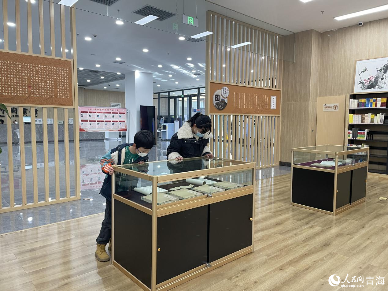 市民参观西宁市图书馆藏书。人民网 况玉摄