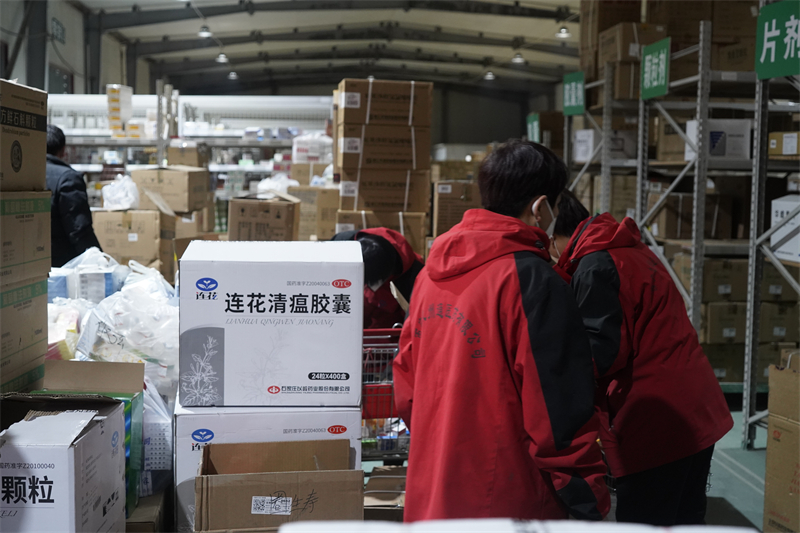 工作人員搬運藥品。青海省工業和信息化廳供圖