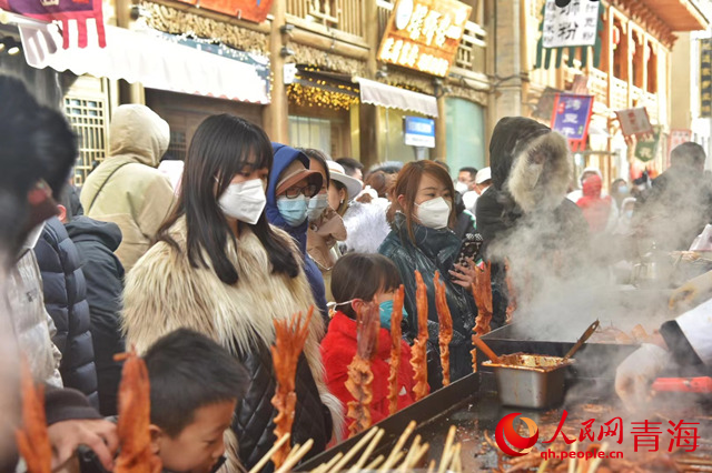 摊位前的市民游客。人民网 陈晶摄